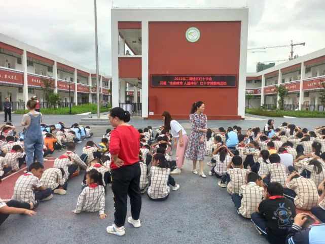 青秀区二塘社区红十字会组织开展校园安全疏散演练活动