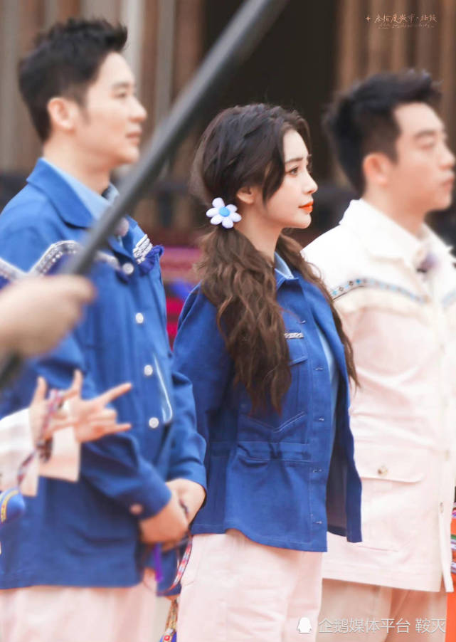 angelababy参加综艺,蓝色衣服双马尾很亮眼