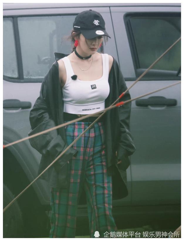 35岁的杨幂终于不"藏"了,穿白色背心凸显傲人身材_腾讯新闻