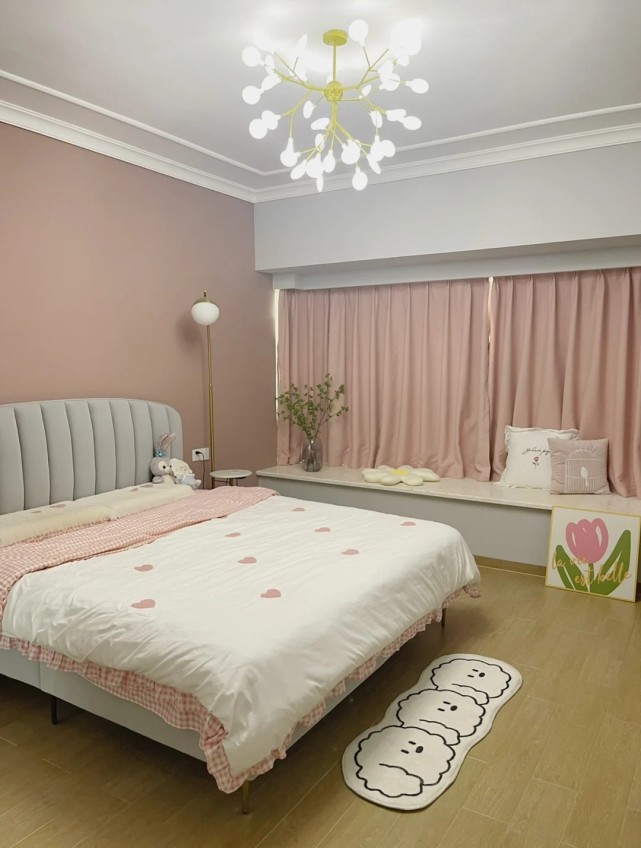 主卧背景墙刷的是褐珊瑚,其他三面就是浅灰的太空漫步,整体温柔又少女