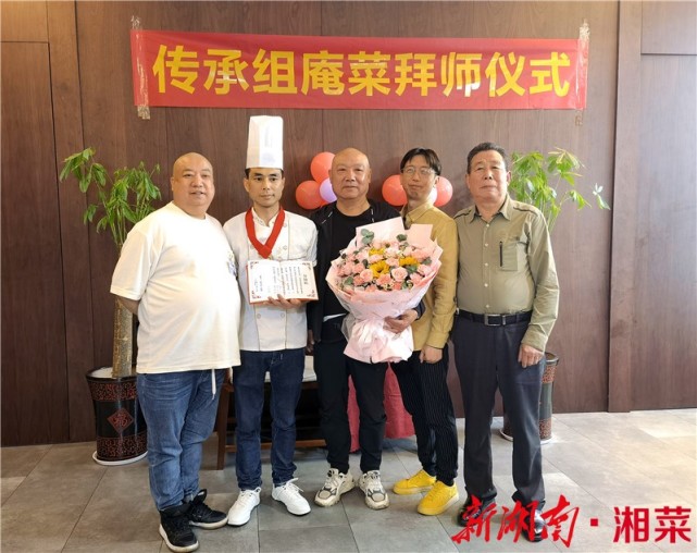 孔起铁,罗大志,罗干武(从左起)拜师仪式上,湘菜大师罗干武,罗继湘