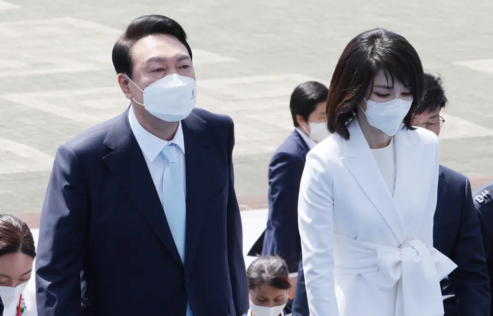 去参加韩国的外交活动,本次一改惯例,由美国副总统的丈夫带团参加仪式