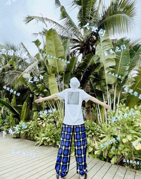 德云社何九华清晨发文,晒出一张背影照,却被拉长的"腿"抢镜