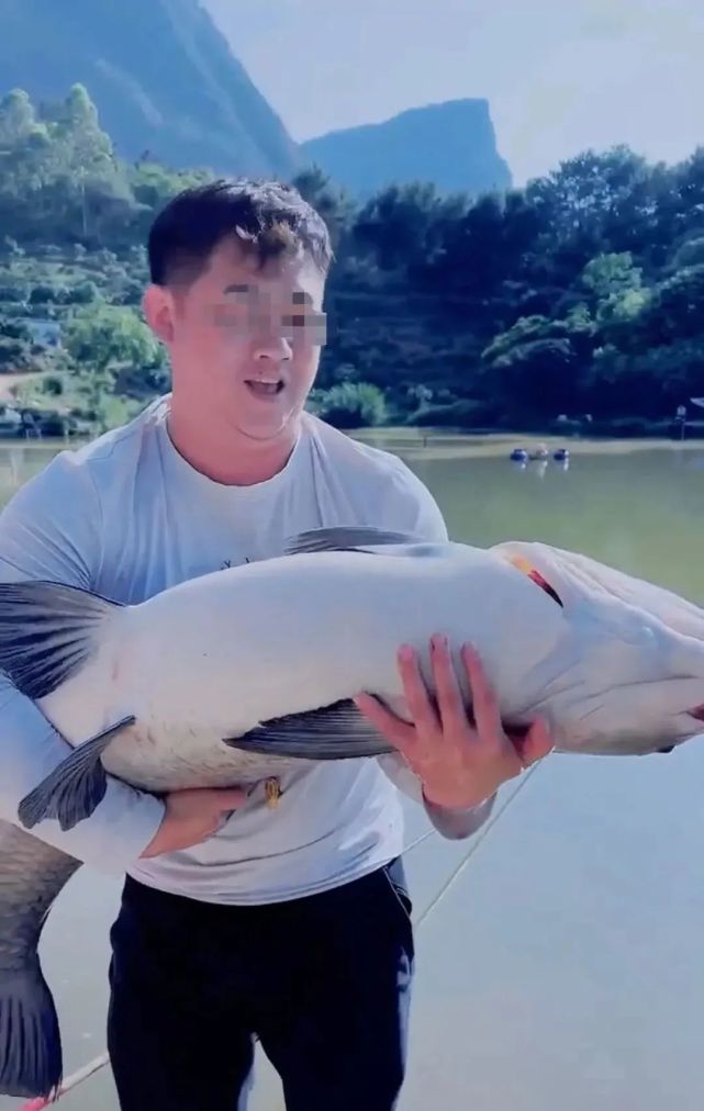 一男子钓得一条近百斤的鱼,博白人你们见过吗?
