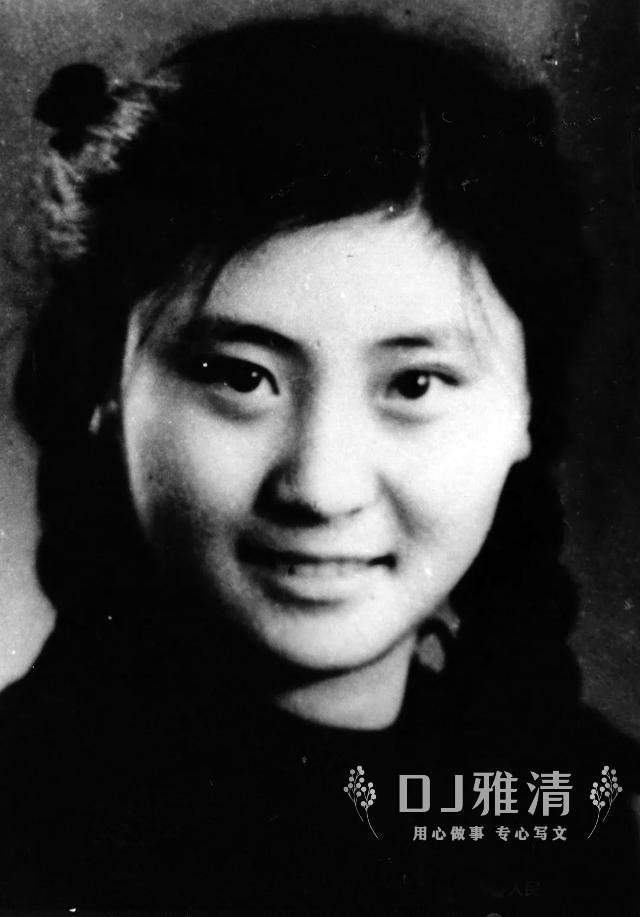袁霞当年进入八一厂,是以"花旦"的身份,然而她真正走进大家的心中