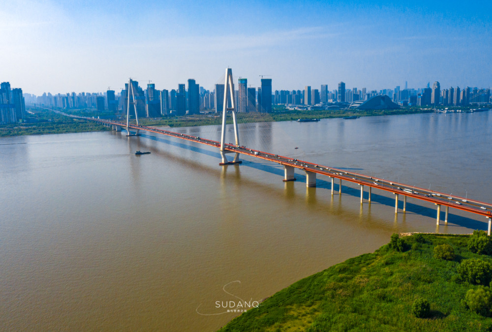 除了缓和了武汉的过江通道,解决了城市交通运行问题外,白沙洲长江大桥