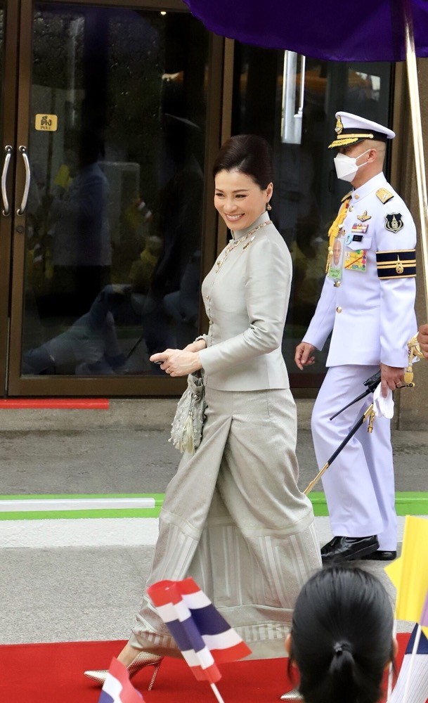 苏提达王后发髻高耸,气势非凡,没有了诗妮娜,终成全场焦点