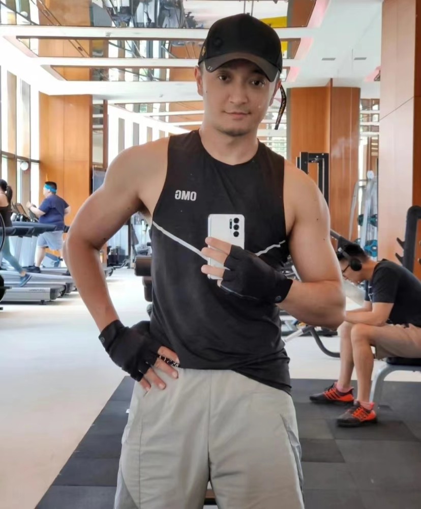 央视主持人尼格买提分享健身照片肌肉线条突出坦言分享欲太强