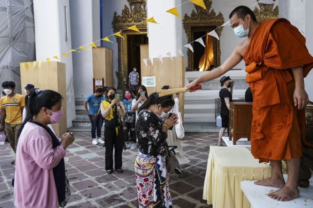 疫情之下太焦虑,泰国年轻人求助在线算命