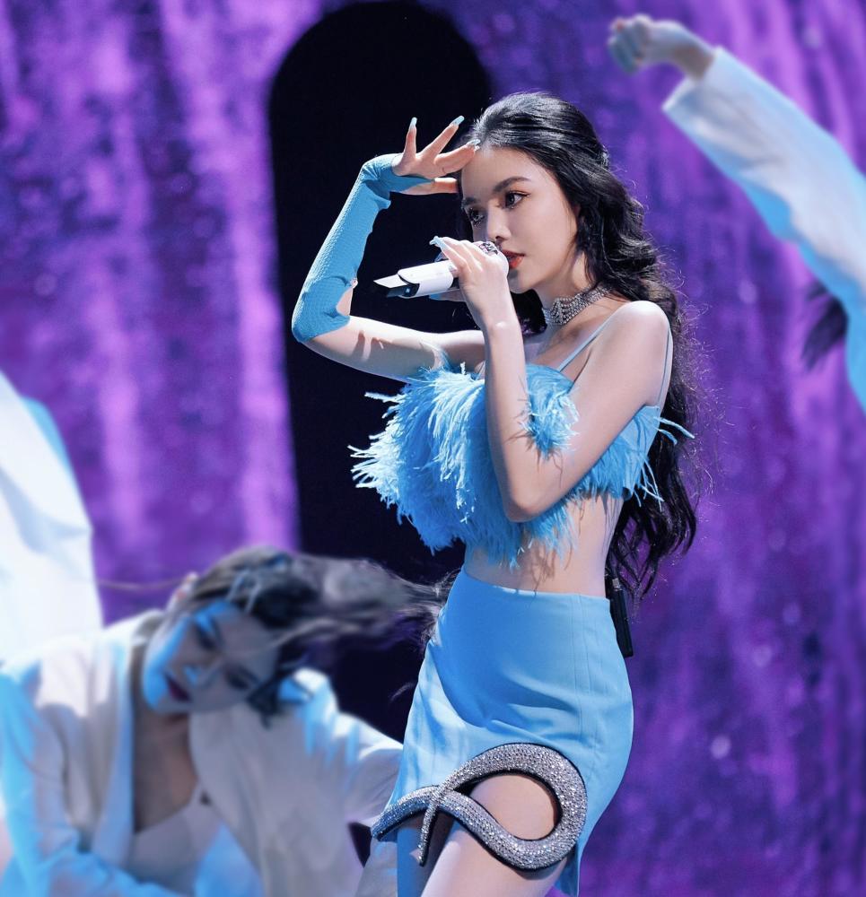 紧身衣,高筒袜,女星舞台造型杀疯了!穿高定唱跳,撩得人心痒痒插图