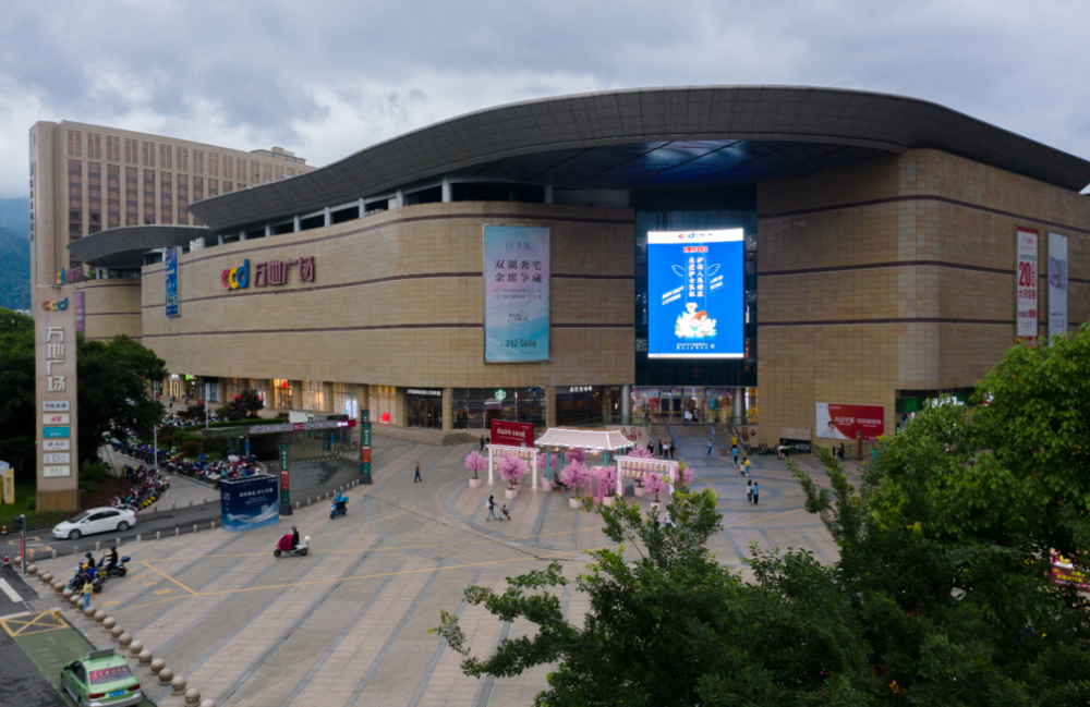 万地广场1号门南明湖畔今天下午,市区32个人流车流较大的户外电子显示