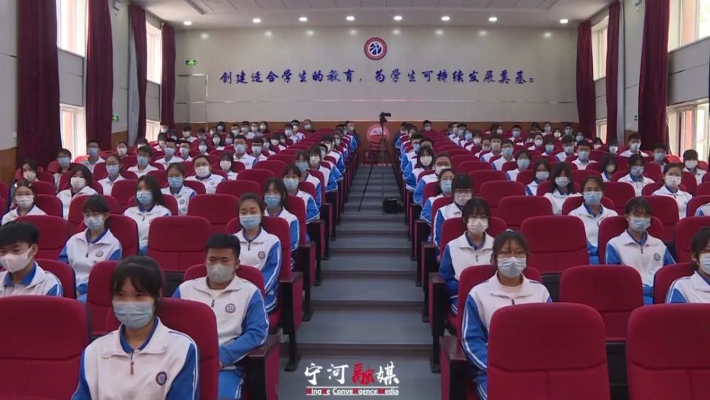 践行宁河三问吾辈青年当自强惠冰为芦台二中师生作专题思政课报告