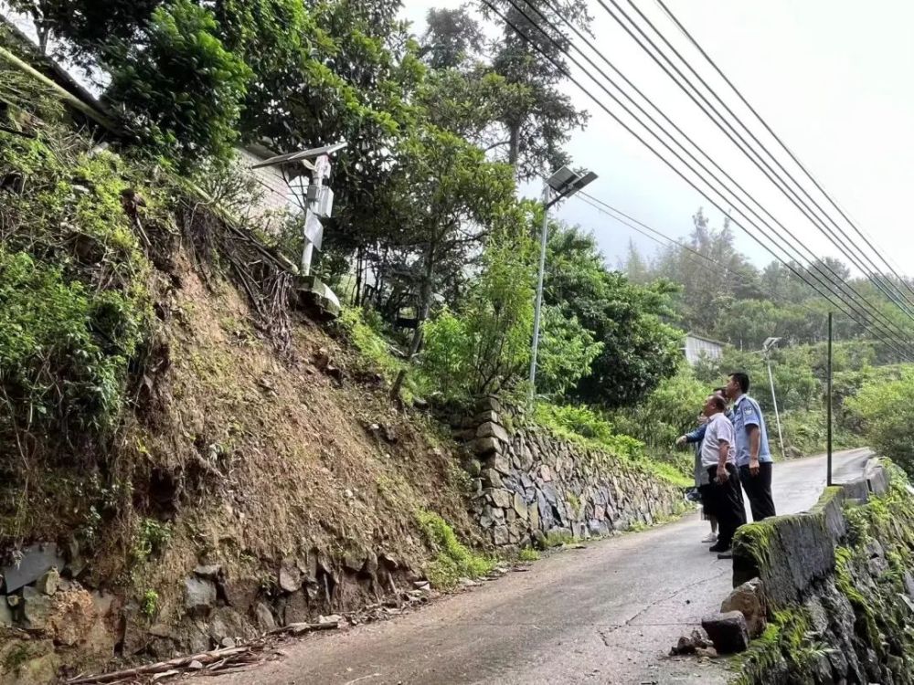 易塌方,易受淹部位隱患排查饒平湯溪派出所民警在