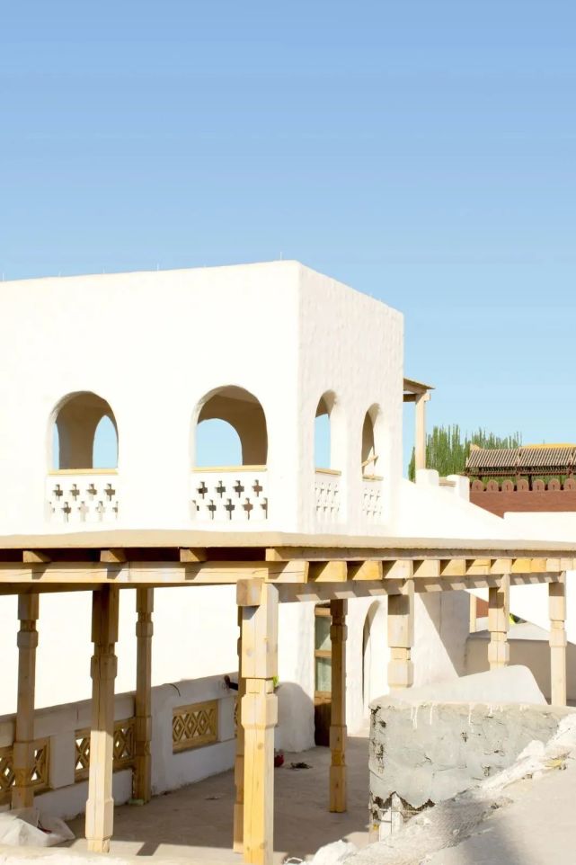 雕花廊柱装饰华丽的廊顶以传统的阿以旺民居为主那些错落有致的白色