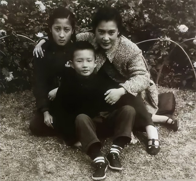 秦怡和儿子女儿这导致他在1962年的手术事故里,胃神经被切断,从此以后