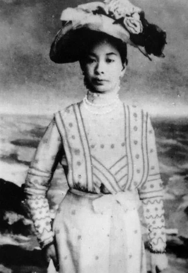 民国绝色佳人陆英嫁妆排满十条街16年怀14胎36岁意外离世