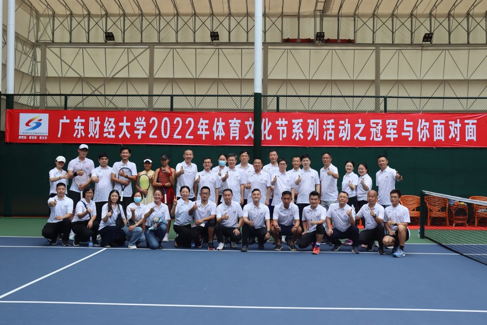 首先,袁宾峰讲解了双手反手击球动作要领.