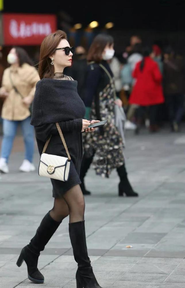 看街拍 识包包:gucci古驰gg marmont单肩包10组穿搭_腾讯新闻