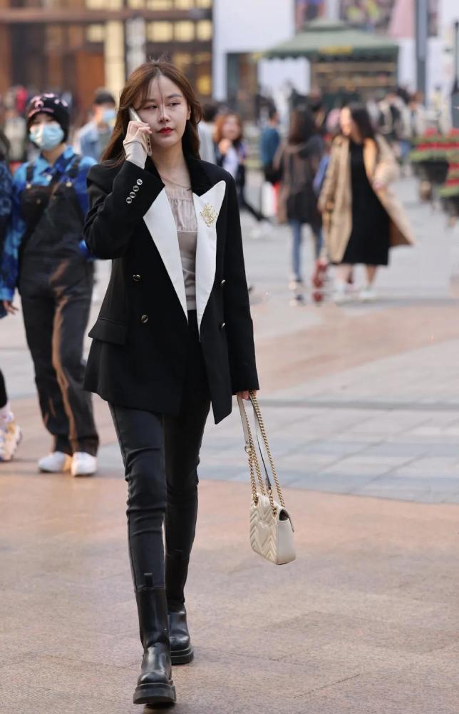 看街拍 识包包:gucci古驰gg marmont单肩包10组穿搭_腾讯新闻