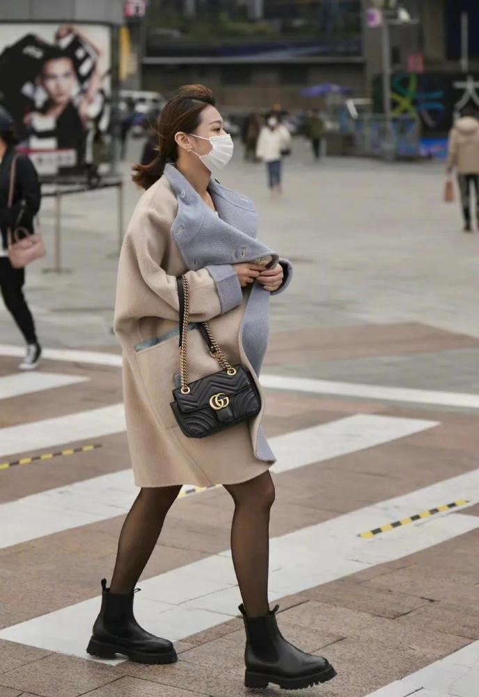 看街拍 识包包:gucci古驰gg marmont单肩包10组穿搭_腾讯新闻