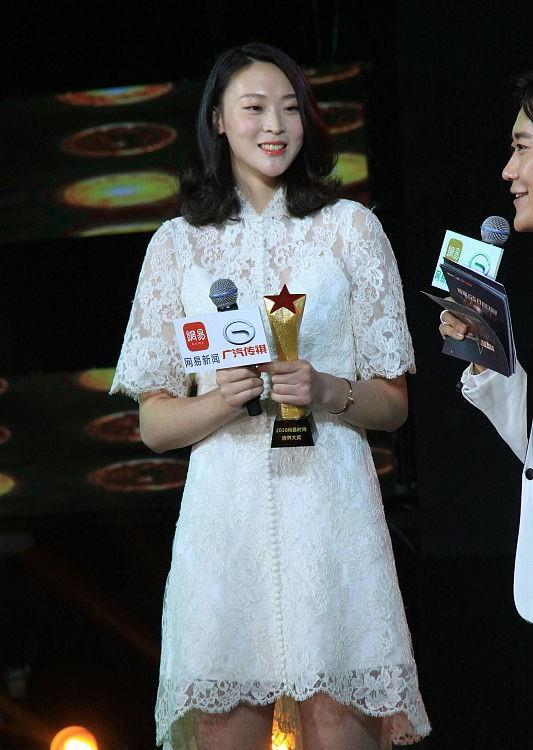 惠若琪打扮起来不输明星,全黑穿搭超有范,黑色西装成熟又干练_腾讯