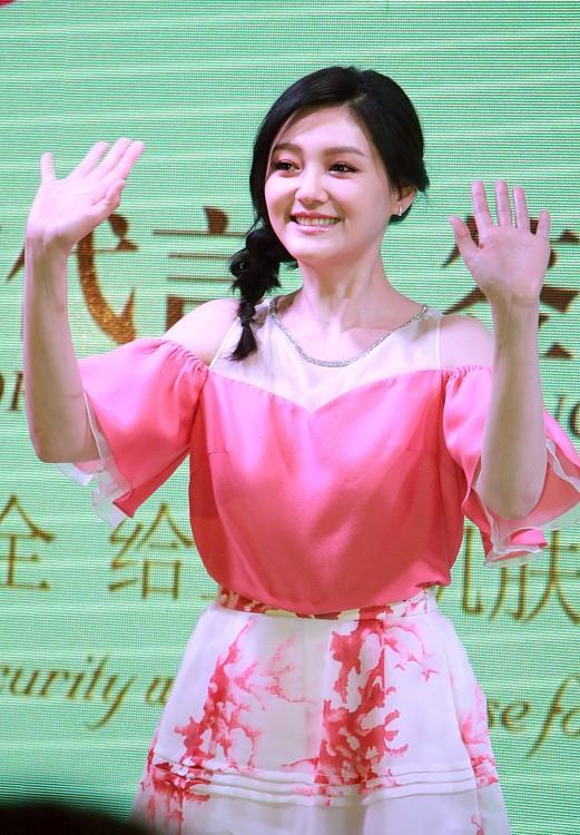 大s的"肉肉脸"真占优势,穿粉色上衣也不突出,减龄甜美还优雅