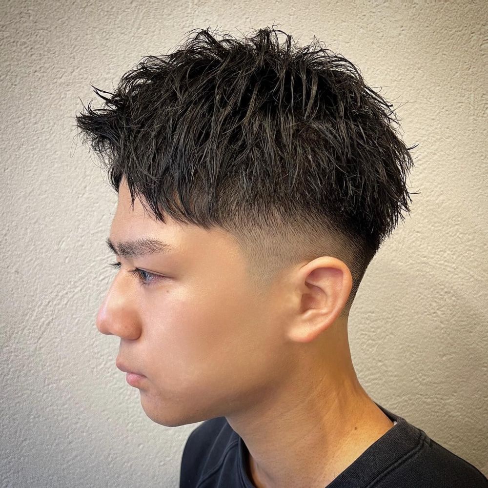 会显得比较毛躁,可以试试这种比较短的效果,然后涂抹一些保湿的造型品