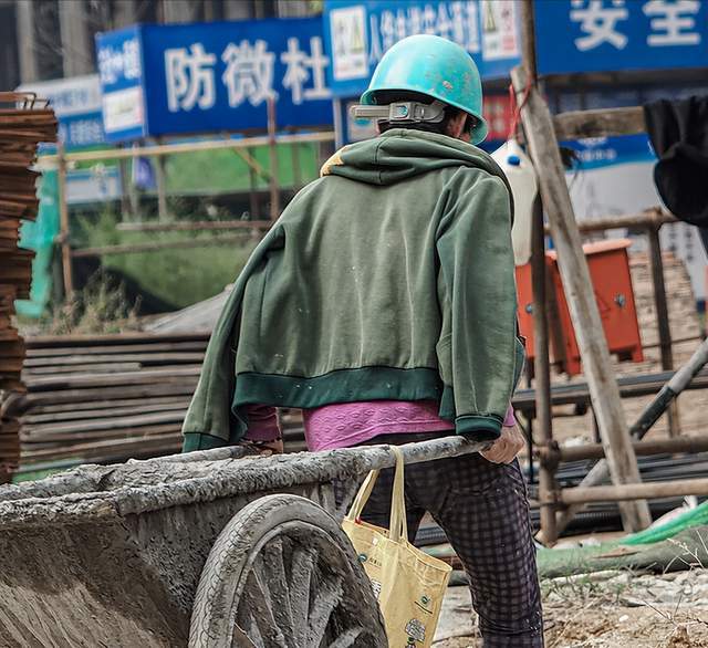 农民工年过60还赖在工地打工,除了养老难,"啃老"问题不容忽视