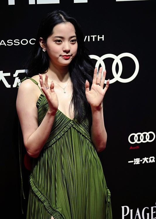 欧阳娜娜生图也挺甜美,身穿绿色开叉裙秀纤细身材,看着有点妩媚_腾讯