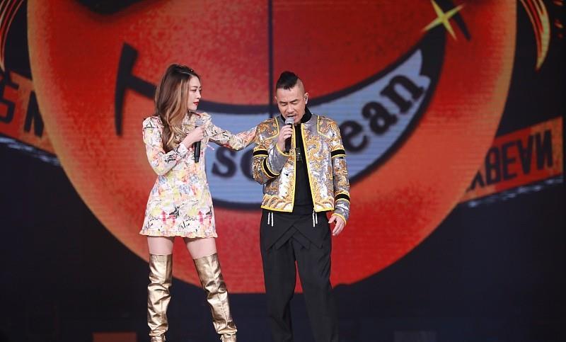 陈小春真挺时髦的和应采儿穿情侣装莫西干发型也不土