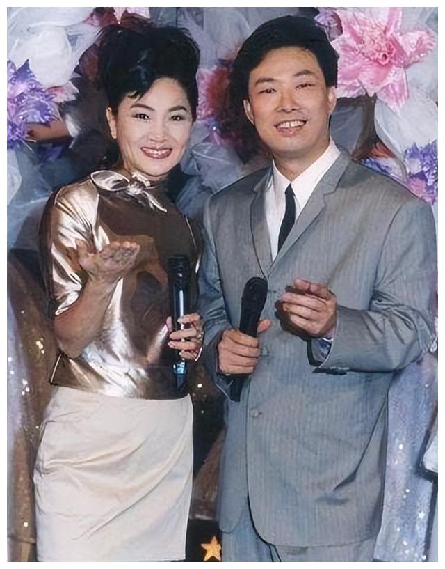 费玉清的原名叫张彦亭,父母离异,小哥选择跟随母亲所以随了母亲的姓