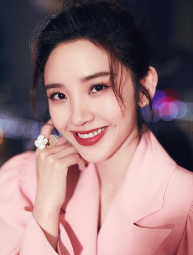 当妈后的唐艺昕依旧甜美,穿粉色西装配短裙"筷子腿"抢镜