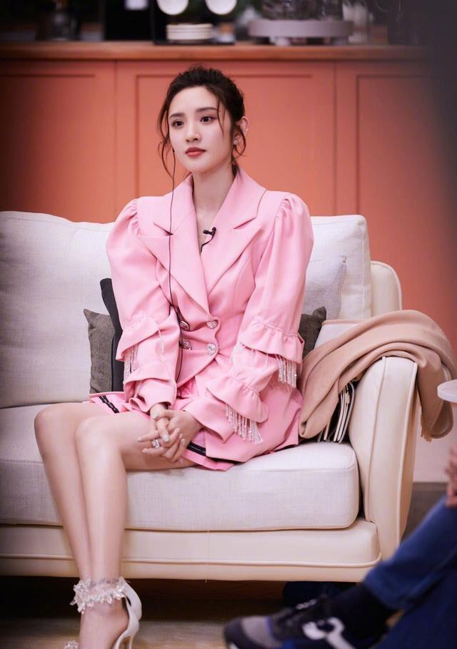 当妈后的唐艺昕依旧甜美,穿粉色西装配短裙,"筷子腿"抢镜