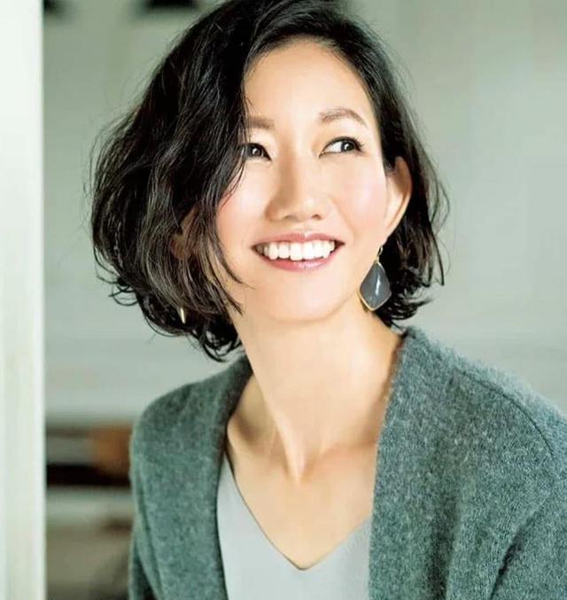 4550岁的女人过年烫什么发型减龄又好看