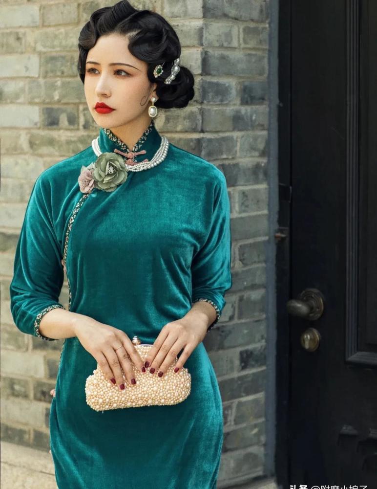 风姿与旗袍的东方神韵完美融入在一起时,便会成就一个倾国倾城的美人