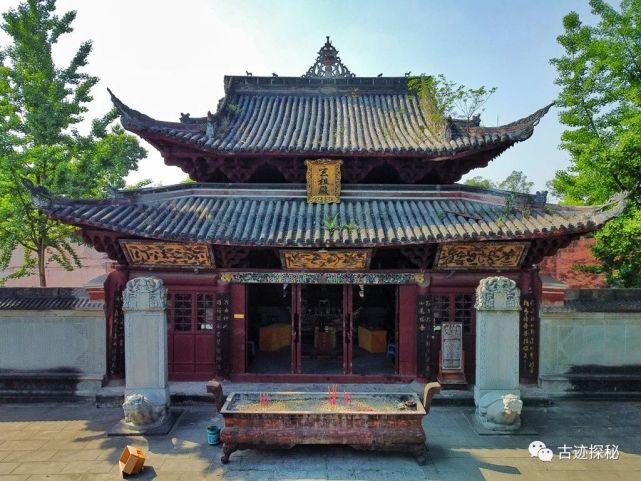 上二图:真武山玄祖殿明代建筑,背后是长江(国四)上图:仁寿县奎阁上二