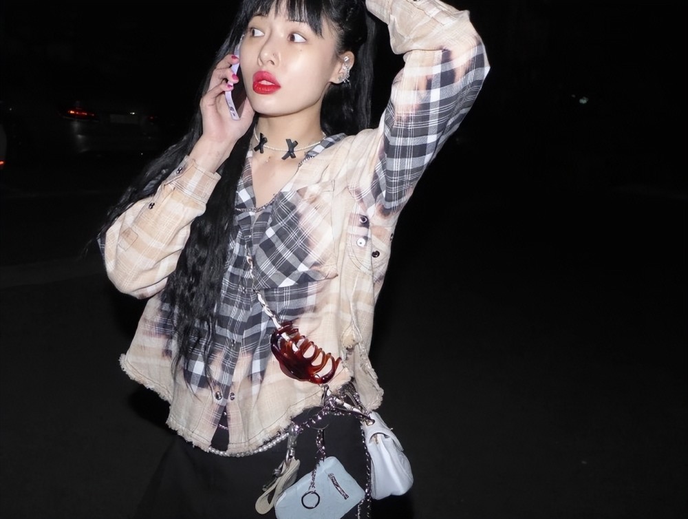 泫雅近况公开黑发红唇不俗时尚快用这个造型回归吧