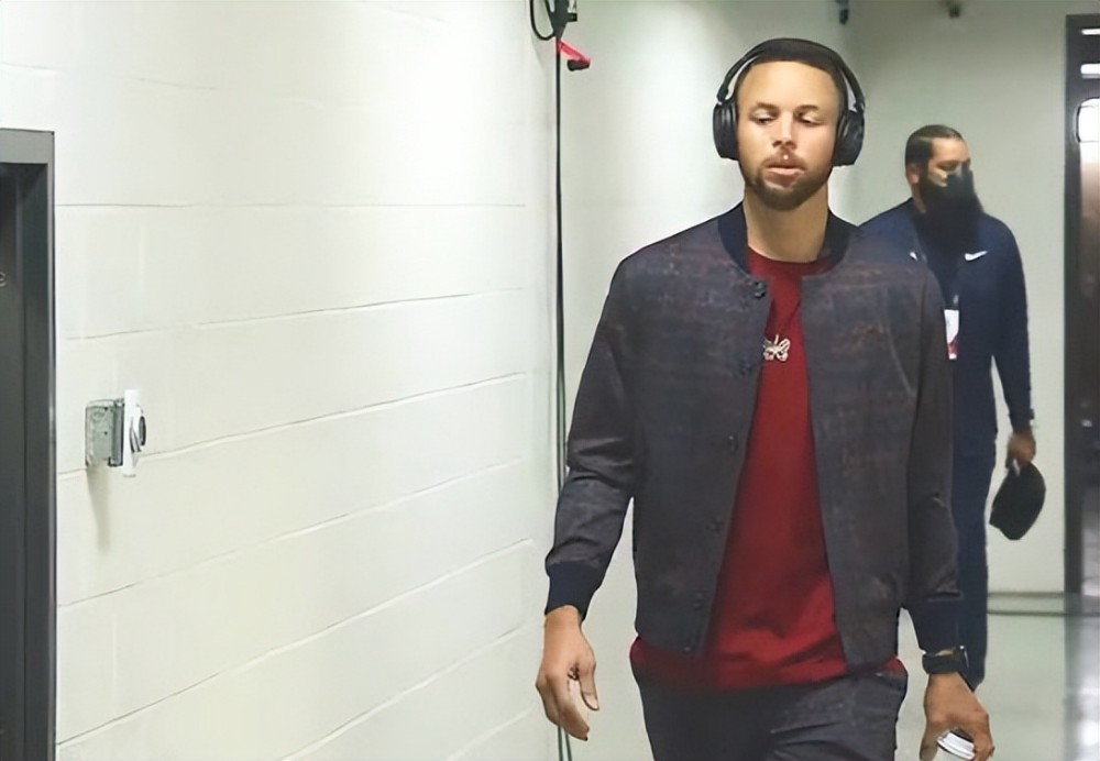 勇士g5到场画面曝光库里汤神一脸严肃追梦搞怪萌神痛揍灰熊