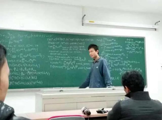 不要再神化韦东奕了有些事情他也想不明白比如说六个人的博士团队花四