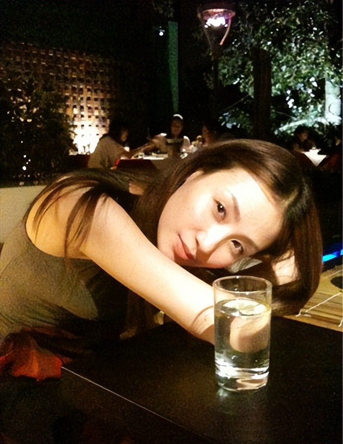 石洋子22岁嫁43岁吴启华离婚后依旧被他当成女儿宠着