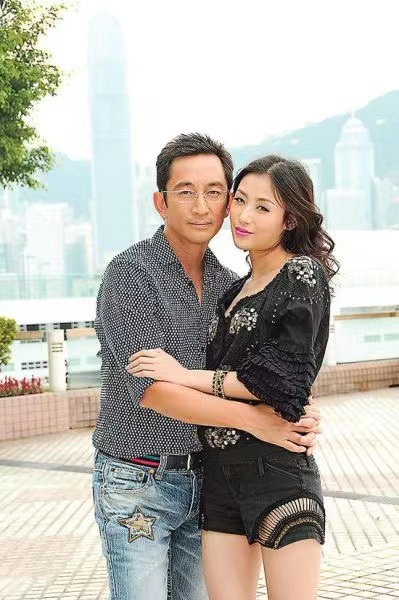 石洋子22岁嫁43岁吴启华离婚后依旧被他当成女儿宠着