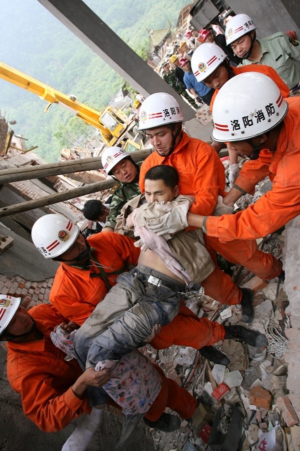 汶川大地震救援情景图片