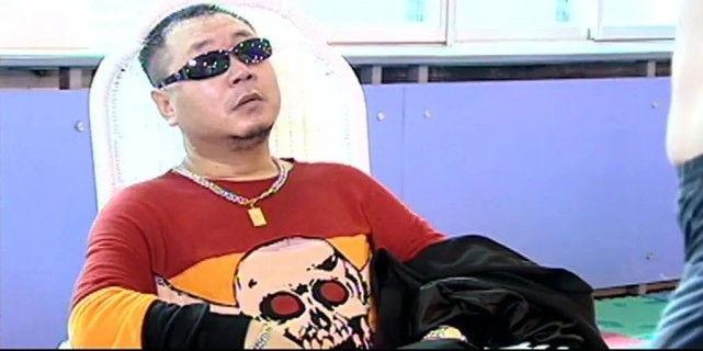 在范德彪出场的前几场戏中,大金链子,大金表,黑墨镜的造型让不少观众