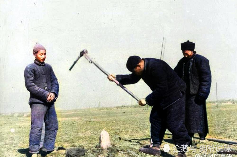 几名农民现场丈量土地,埋下表示边界的地桩,注意看图片的右下角有一只