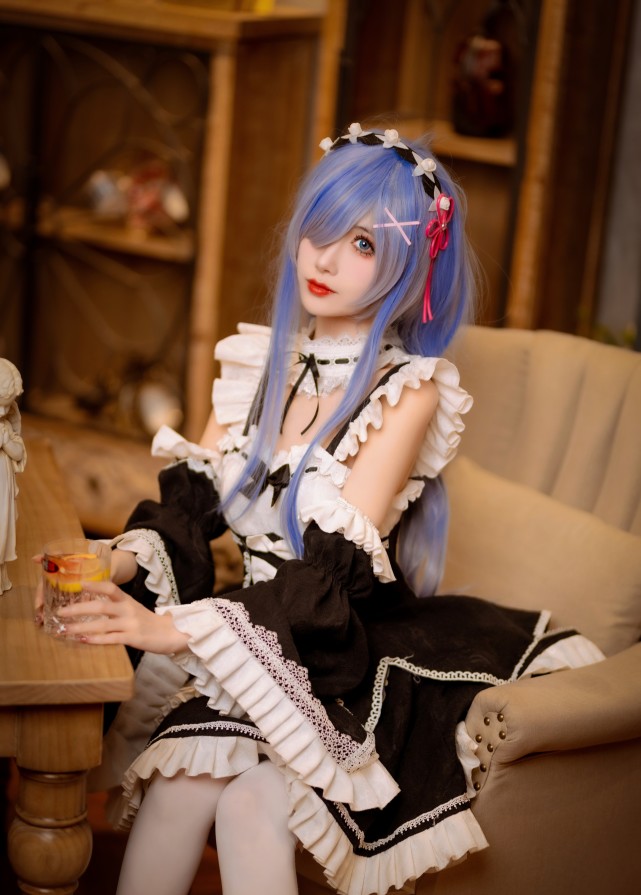 长发女仆雷姆cos,可爱雷姆变身性感御姐,你爱了吗?