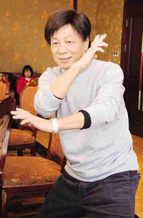 72岁梁小龙近照曝光,满脸沧桑老态尽显,曾因爱国言论遭封杀!插图22