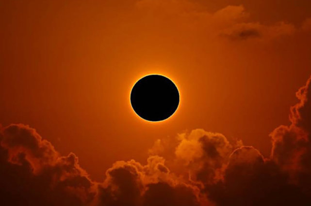 但是如果我们能将月亮的影子移向天空中,就可以清楚地看清月球了.