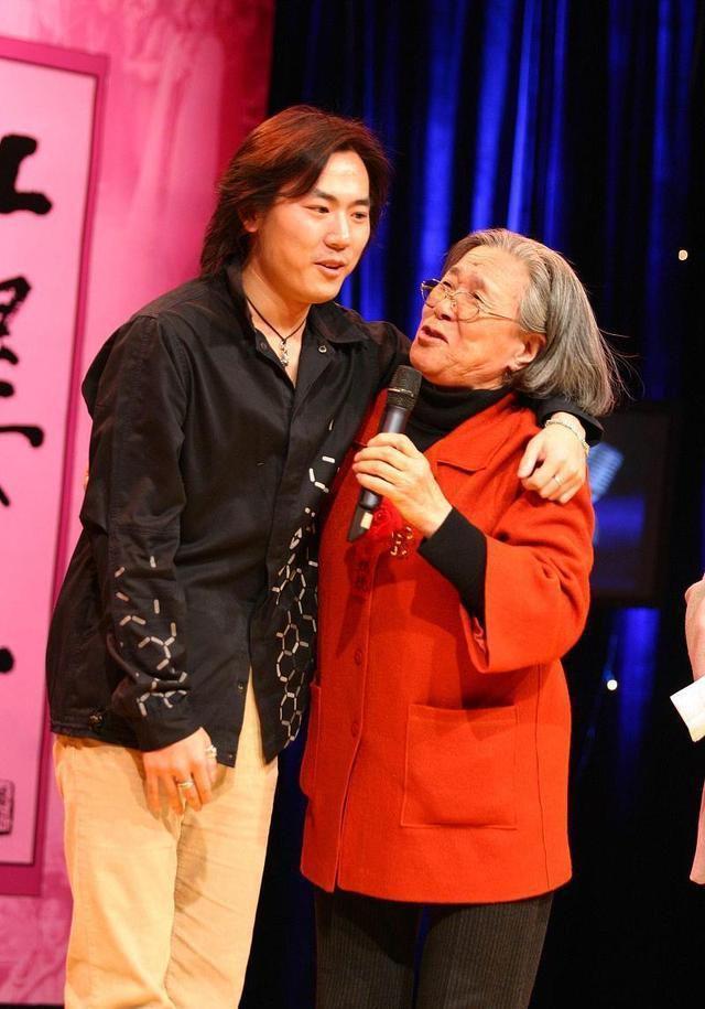 20年后,87版《红楼梦》演员重聚,李玥和刘姥姥的扮演者沙玉华奶奶重逢