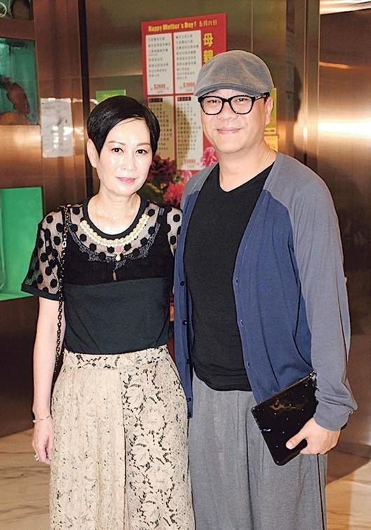 欧阳震华夫妇合体亮相,豪门娇妻罕露面好干练,气质仪态不输明星