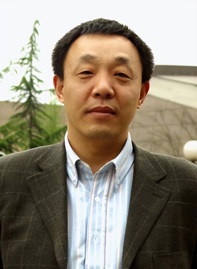 1978年,肖红考入河南大学艺术系.大二期末他面临选专业的大事.